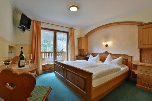Un dormitorio con una cama grande y una ventana en Haus Almfrieden, en Ramsau