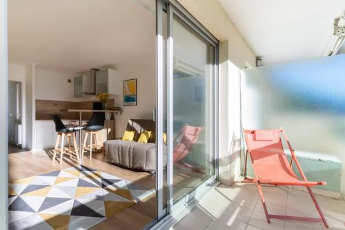 un salon avec un canapé et une chaise dans l'établissement Maia, à La Baule