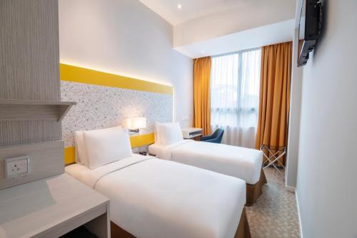 Ліжко або ліжка в номері Holiday Inn Express & Suites Johor Bahru, an IHG Hotel