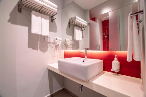 Kylpyhuone majoituspaikassa Holiday Inn Express & Suites Johor Bahru, an IHG Hotel