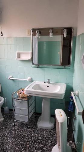 y baño con lavabo y espejo. en Ebro Valley Apartment, en Móra d'Ebre