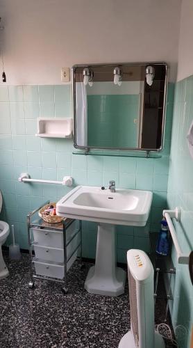 a bathroom with a sink and a mirror at Ebro Valley Apartment in Móra d'Ebre