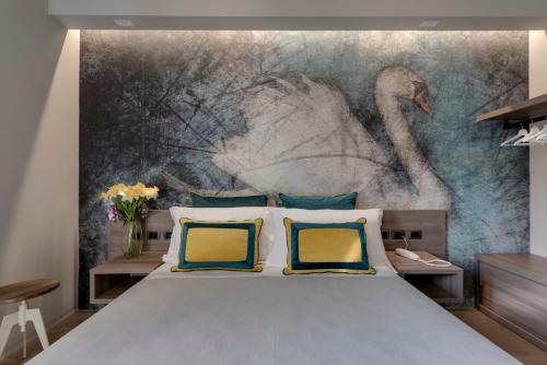 um quarto com uma cama com um mural de cisnes em Hotel & Restaurant Casolare Le Terre Rosse em San Gimignano