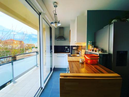 une cuisine avec un comptoir en bois et une grande fenêtre dans l'établissement La Silberrunz, à Colmar