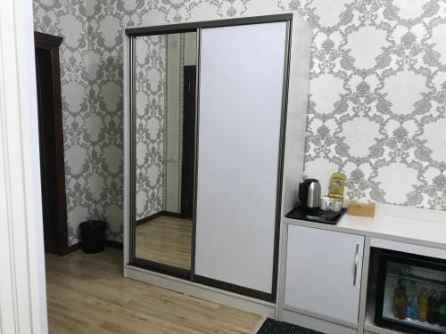 espejo en la esquina de una habitación en EMIR PLAZA HOTEL en Türkistan