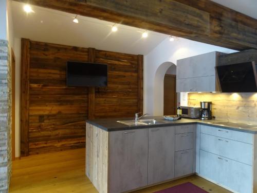 eine Küche mit einem Waschbecken und einem TV an der Wand in der Unterkunft Ziegenblick in Nauders