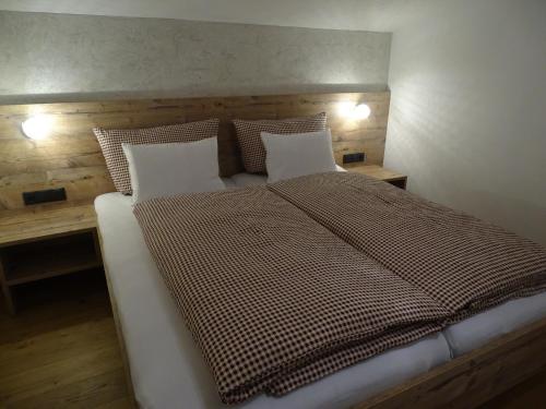 ein Schlafzimmer mit einem großen Bett mit zwei Kissen in der Unterkunft Ziegenblick in Nauders