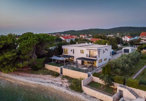 Beachfront Villa La Mer, Veritas - Maid, Babysitting, Breakfast & Boat on Request