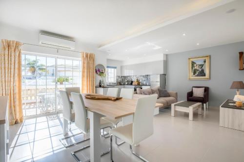 Beautiful Seaview 2 Bedroom Apartment