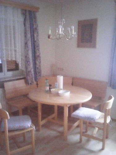 a wooden table and chairs in a living room at Ferienwohnung Hammerlhaus-Zirngast in Eibiswald