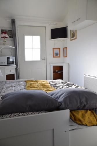 une chambre avec un lit avec deux oreillers dessus dans l'établissement Chez Mamou & Dadou, à Monteux