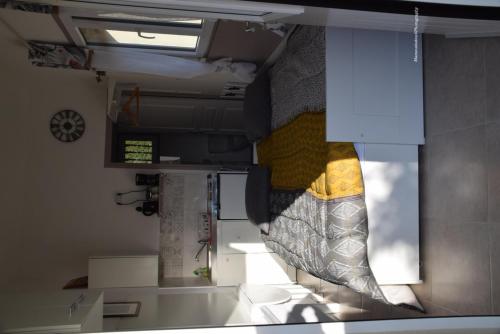 Cette chambre offre une vue sur une chambre dotée d'une fenêtre. dans l'établissement Chez Mamou & Dadou, à Monteux