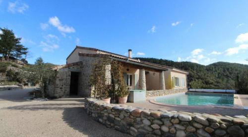 Bazén v ubytování mondonlehaut nebo v jeho okolí