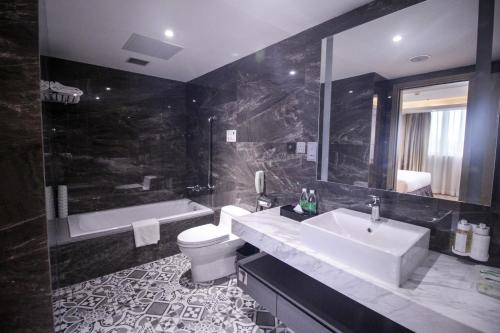 Ett badrum på Holiday Inn Macau, an IHG Hotel
