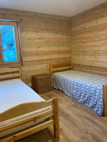 Postel nebo postele na pokoji v ubytování Swiss Chalet Feniks by Jolidi