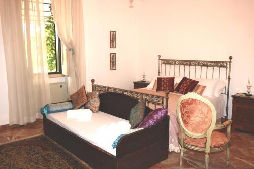a living room with a couch and a bed at B&B Il Giardino di Paola in Alliste