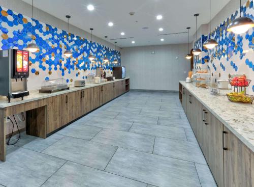 Kuchyň nebo kuchyňský kout v ubytování La Quinta Inn & Suites by Wyndham Dallas/Fairpark