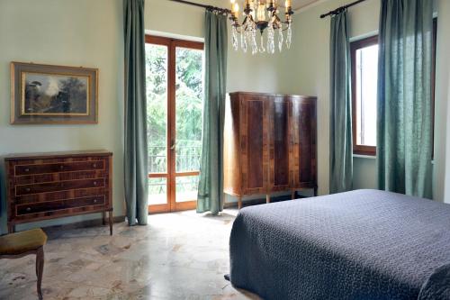 a bedroom with a bed and a dresser and a window at Il Poggiolo in Monte San Savino