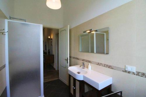 a bathroom with a sink and a mirror and a shower at Il Poggiolo in Monte San Savino