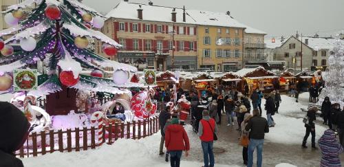 a crowd of people walking around a christmas market at Chalet Mauselaine in Xonrupt-Longemer