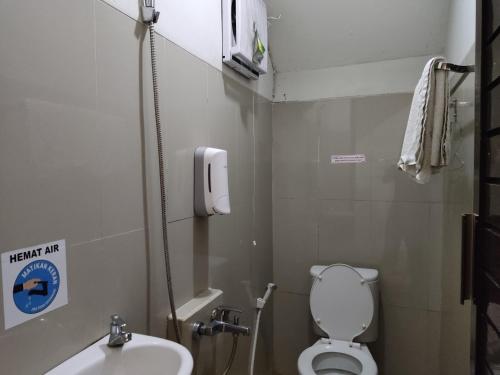 uma pequena casa de banho com WC e lavatório em Alana House Syariah em Garut
