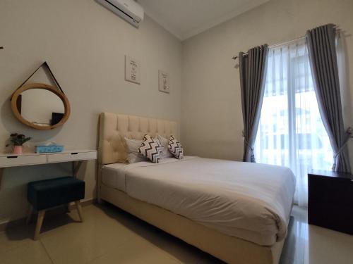 Tempat tidur dalam kamar di Alana House Syariah