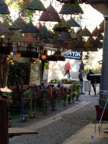 einen Markt im Freien mit Tischen, Stühlen und Pflanzen in der Unterkunft Antik Houses in Istanbul