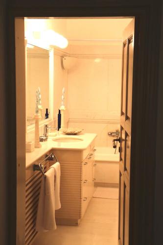 a white bathroom with a sink and a tub at B&B Il Giardino di Paola in Alliste