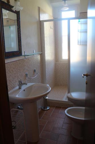 y baño con lavabo, aseo y ducha. en Casa vacanze con balcone Valleremita - Analogic tour, en Fabriano