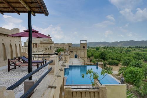 Una vista de un complejo turístico con piscina. en Maya Garh Pushkar, en Pushkar
