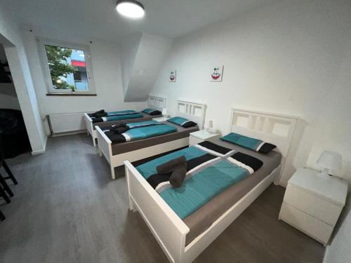 um quarto com 2 camas e uma janela em HomesNRW - 2OG / City / Messe em Bergisch Gladbach