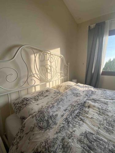 Кровать или кровати в номере Aphrodite Gardens