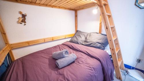a bunk bed with two towels and a ladder at TI TAHITI STUDIO-3MIN PLAGE-TERRASSE COSY-WIFI-PARKING - TOP PROS SERVICESConciergerie La Grande Motte in La Grande-Motte