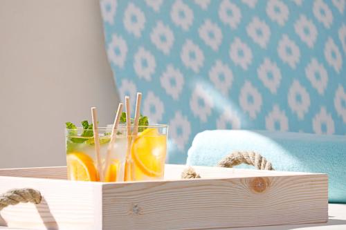 a wooden box with a glass of orange juice at Bonavida Apartments in Port d'Alcudia
