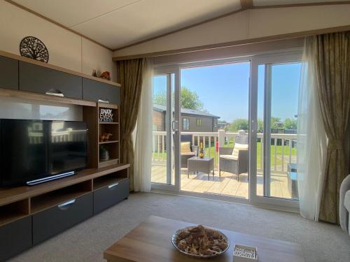 A television and/or entertainment centre at Tattershall Lakes Mini Breaks - Osprey Rise