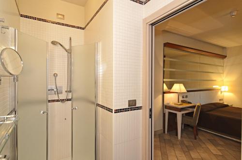 Kylpyhuone majoituspaikassa Hotel Eden