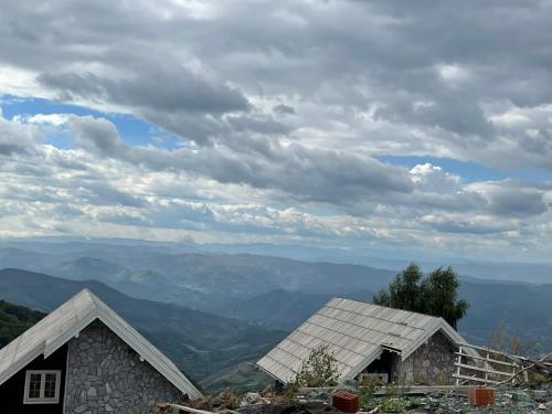 Pemandangan gunung umum atau pemandangan gunung yang diambil dari apartmen
