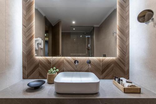 baño con una gran bañera blanca en una encimera en Eden Roc Resort - All Inclusive en Kallithea Rhodes