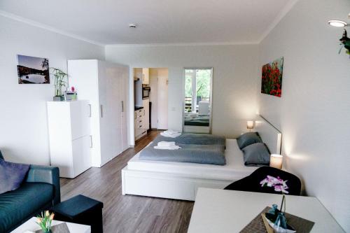 ein Wohnzimmer mit einem Bett und einem Sofa in der Unterkunft Haus am See HS 337 in Hahnenklee-Bockswiese
