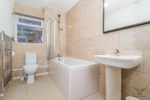 ห้องน้ำของ WILLIAM HOMES - COOMBE ABBEY, Free Parking, King BED, NETFLIX & Pool Table