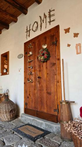 a room with a wooden door with a wreath on it at Affittacamere Valnascosta in Faedis