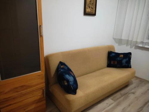 シュチトノにあるMieszkanie M3のソファ付きの客室で、枕2つ