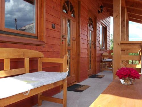 Holzhütte mit einer Bank und einem Fenster in der Unterkunft Ubytovanie Pepo in Štúrovo