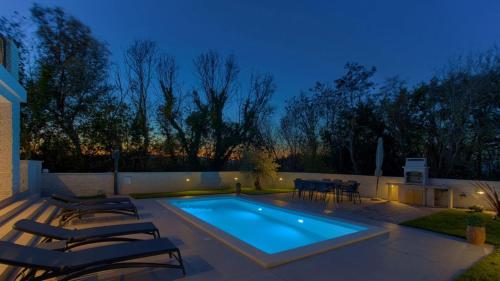 Bazén v ubytování Luxury Villa Valentina with SPA zone and outdoor pool, near the sea nebo v jeho okolí