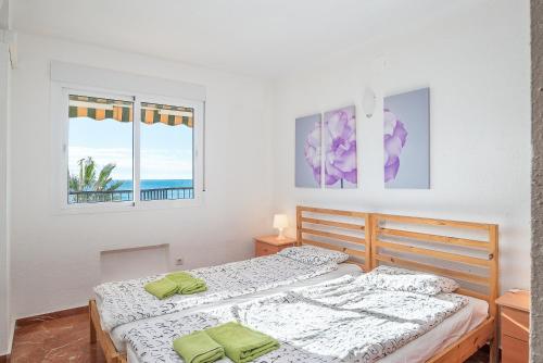 Postel nebo postele na pokoji v ubytování Beachfront apartment with sea view