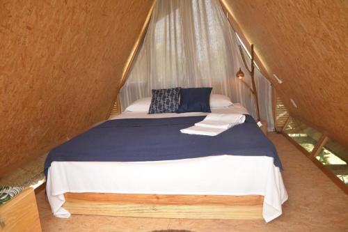 um quarto com uma cama grande numa tenda em Pousada Chácara Lago Seco em Camocim