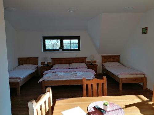 Postel nebo postele na pokoji v ubytování Penzion U Vlčí Stezky