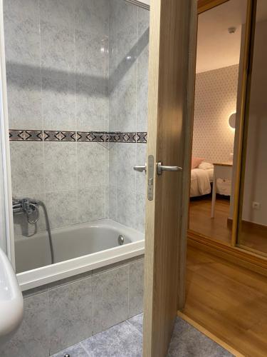 y baño con bañera y lavamanos. en Hotel Costa Verde en Gijón