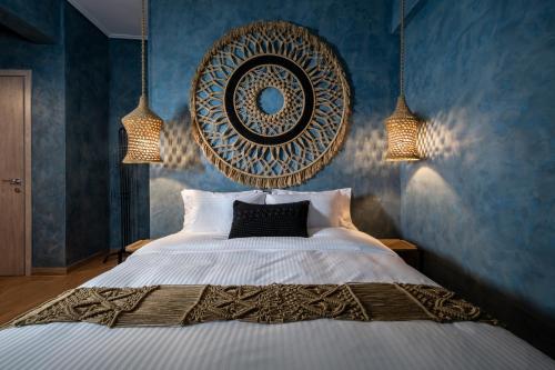 - une chambre avec un lit et un miroir mural dans l'établissement Macrame Luxury Suites, à Tríkala