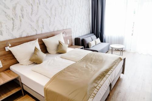 ein Schlafzimmer mit einem großen Bett und einem Stuhl in der Unterkunft Haus am See Luxury HS 949 B in Hahnenklee-Bockswiese